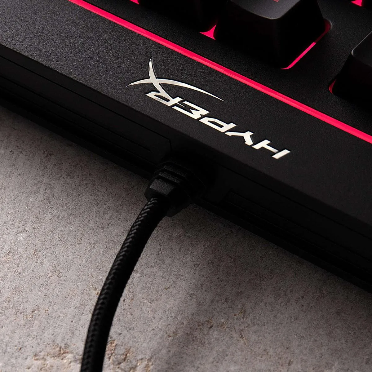 Teclado Gamer Hyperx Alloy Qwerty Español Latinoamérica Color Negro Con Luz Rgb