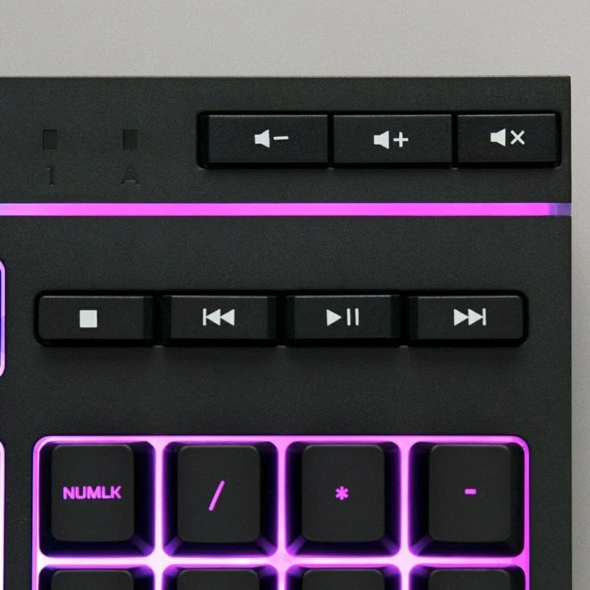 Teclado Gamer Hyperx Alloy Qwerty Español Latinoamérica Color Negro Con Luz Rgb