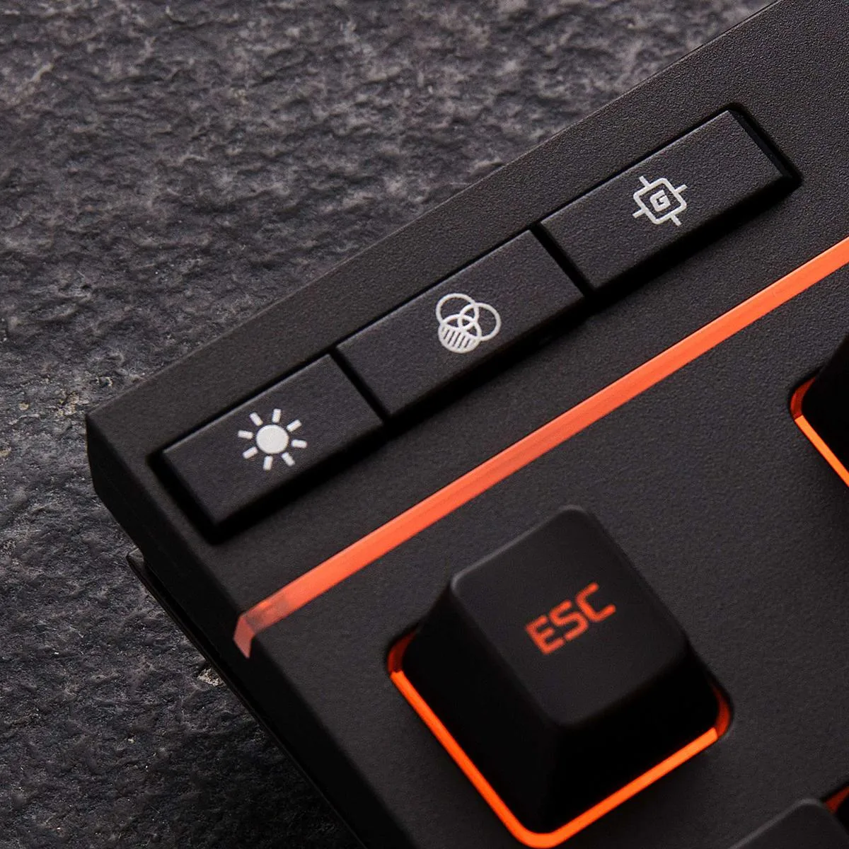 Teclado Gamer Hyperx Alloy Qwerty Español Latinoamérica Color Negro Con Luz Rgb